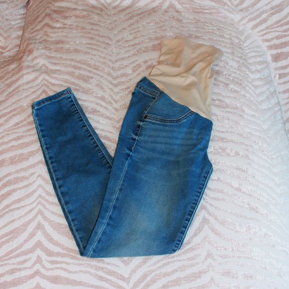 a glow | Maternity Light Wash Jeggings - Picture 3 of 6